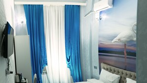 Standard Double Room | Peralatan tempat tidur premium, bar mini, peti besi dalam bilik, meja 
