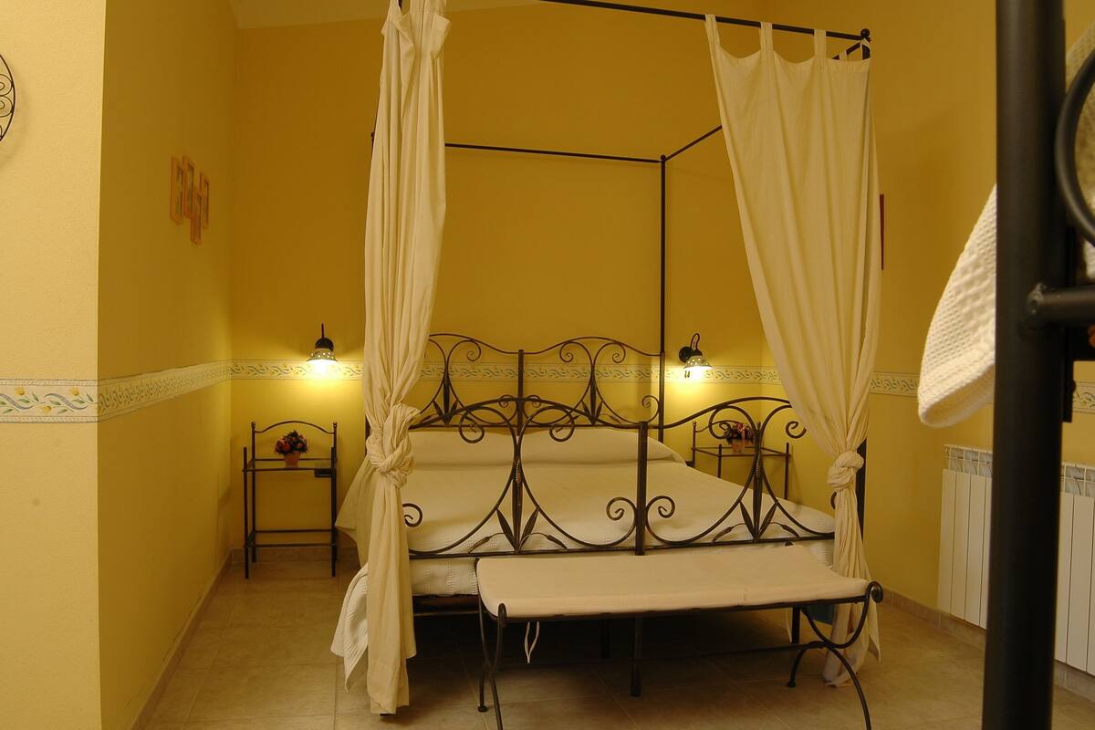 Double Room | Rollaway beds, bed sheets