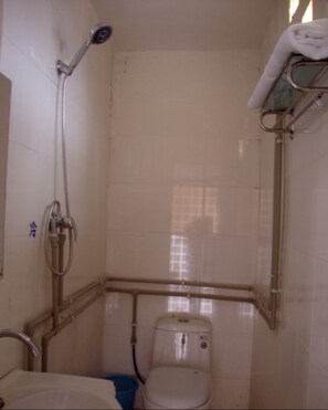 Shower, rainfall showerhead, free toiletries, hair dryer