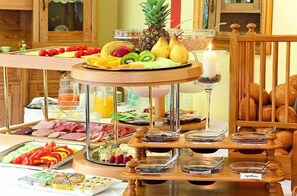 อาหารเช้าแบบบุฟเฟ่ต์ทุกวัน (EUR 5.50 ต่อคน)