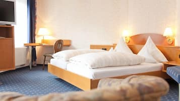 Quadruple Room | In-room safe, desk, rollaway beds, free WiFi