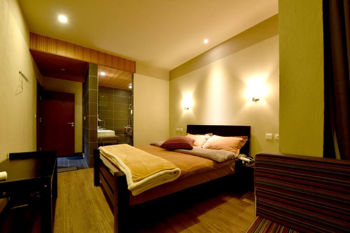 Ropa de cama de alta calidad, cortinas blackout y wifi gratis
