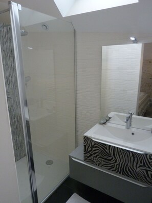 Double Room (Vert Ailleurs) | Bathroom