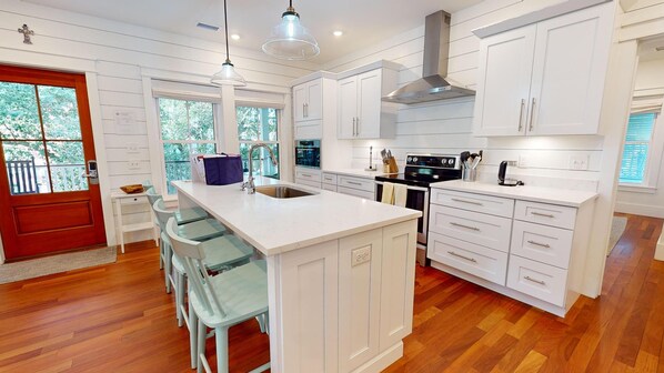 Jääkaappi, mikroaaltouuni, uuni, liesi