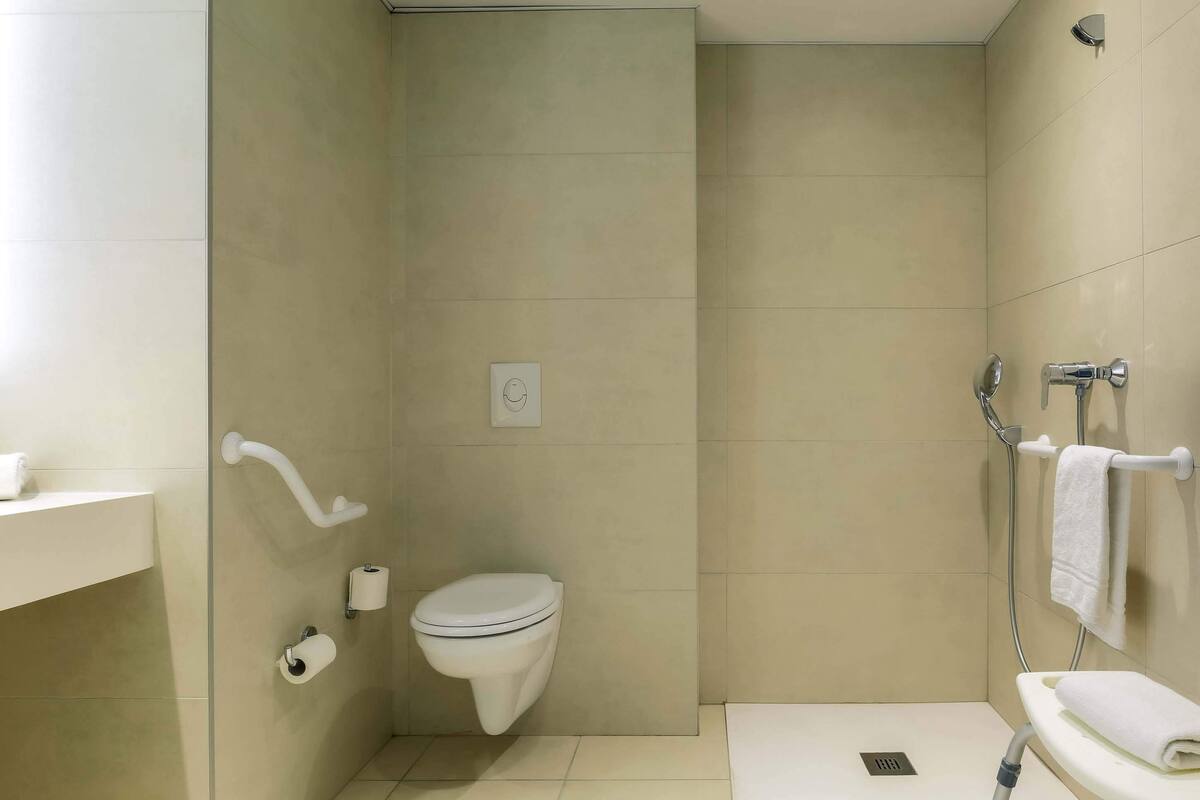 double room, accessible, non smoking | bathroom | shower, towels
