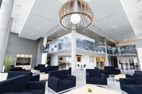 Coin salon dans le hall. B&B HOTEL Longwy Porte du Luxembourg