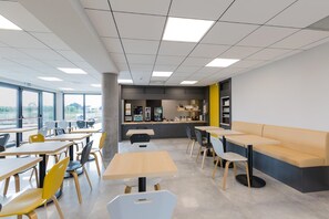Bữa sáng buffet hàng ngày với phụ phí nhỏ