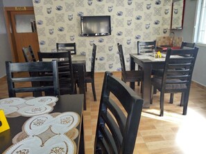 Breakfast, lunch, dinner served; local and international cuisine