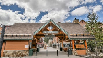 Design Condo, 1 Bedroom, Balcony, Mountain View (Silver Mill 8154) | Exterior