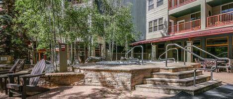 Lägenhet Design - 1 sovrum - balkong - utsikt mot bergen (Silver Mill 8154) | Bubbelpool utomhus