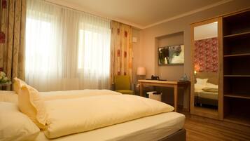 Allergikerbettwaren, Zimmersafe, Schreibtisch, Bügeleisen/Bügelbrett