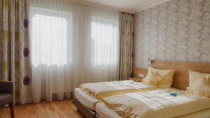 Ropa de cama hipoalergénica, caja fuerte, escritorio