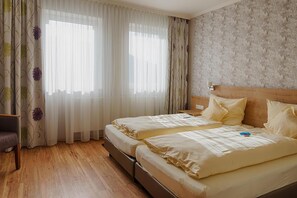 Hypo-allergenic bedding, in-room safe, desk, iron/ironing board - Landhotel Kuralpe Kreuzhof (Lautertal)