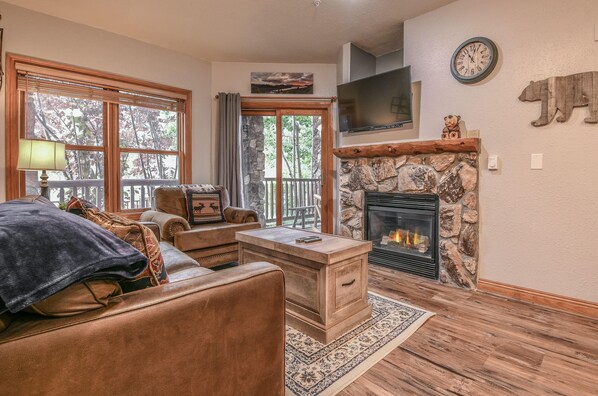 Condo, Multiple Beds, Mountain View (Hidden River Lodge 5943) | Living room