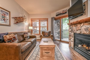 Appart'hôtel, plusieurs lits, vue montagne (Hidden River Lodge 5943) | Salle de séjour | Cheminée
