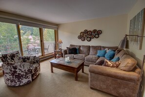 Signature appartement, 2 slaapkamers, balkon, uitzicht op bergen (Ski Run 201) | Woonruimte | Een televisie en een open haard