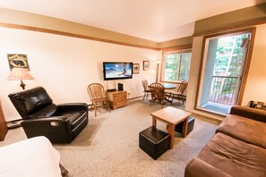 Design-Studio, 1 Queen-Bett und Schlafsofa, Blick auf die Anlage (Slopeside 2733) | Individuell dekoriert, individuell eingerichtet