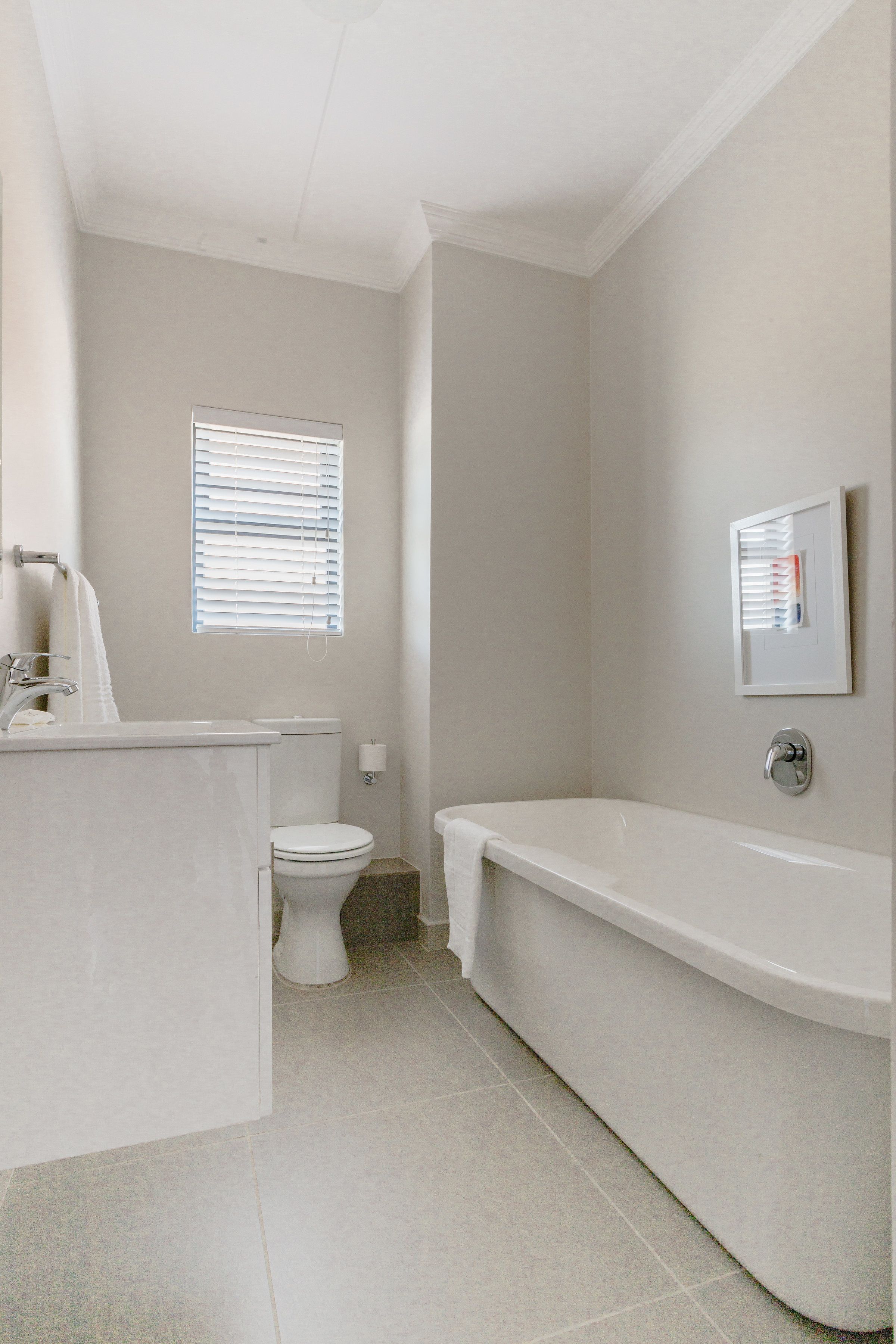 Un baño con inodoro, lavabo y bañera.