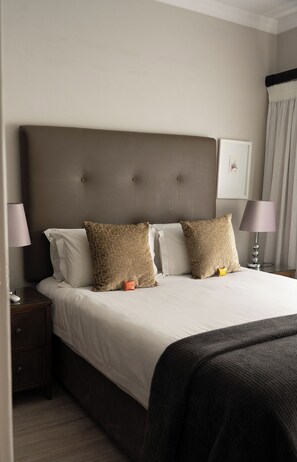Roupas de cama premium, cofres nos quartos, cortinas blackout