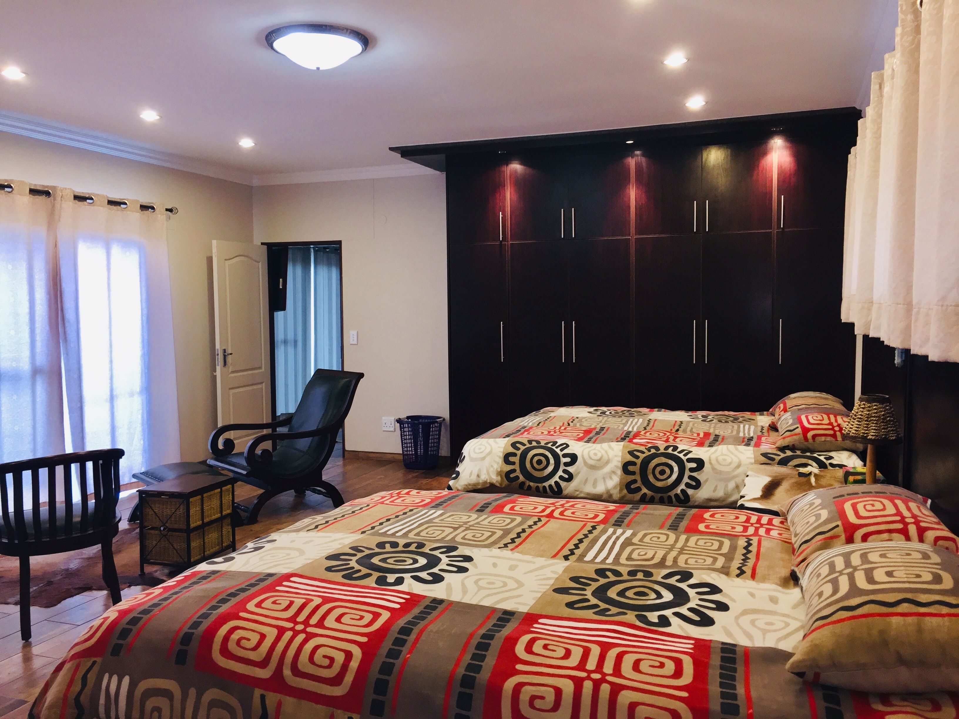 Superior chalet, 2 slaapkamers, toegankelijk voor mindervaliden, uitzicht op vallei | Een kluis op de kamer, individueel gemeubileerd, een bureau