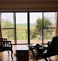 Caja de seguridad en la habitación, muebles diferentes y escritorio 