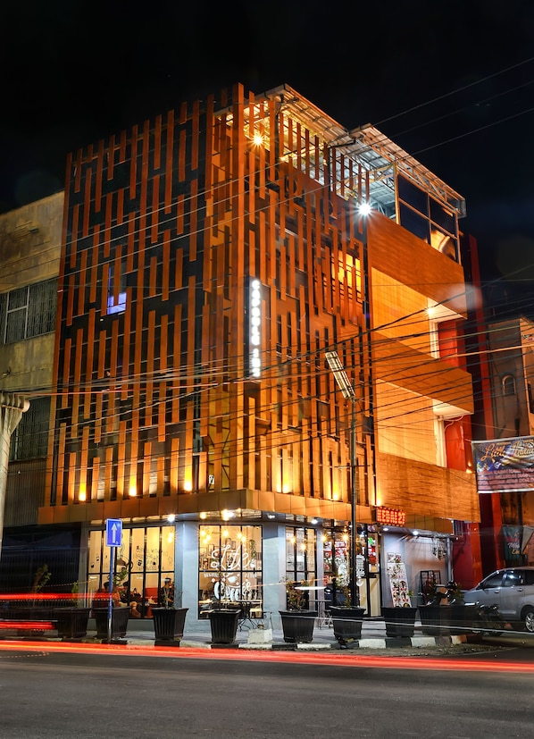 Vista frontal de la propiedad por la tarde o noche