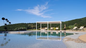 Piscina externa sazonal, guarda-sóis, espreguiçadeiras