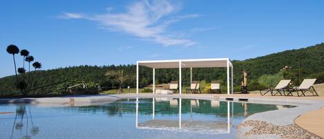 Alberca al aire libre por temporada y sombrillas en la alberca