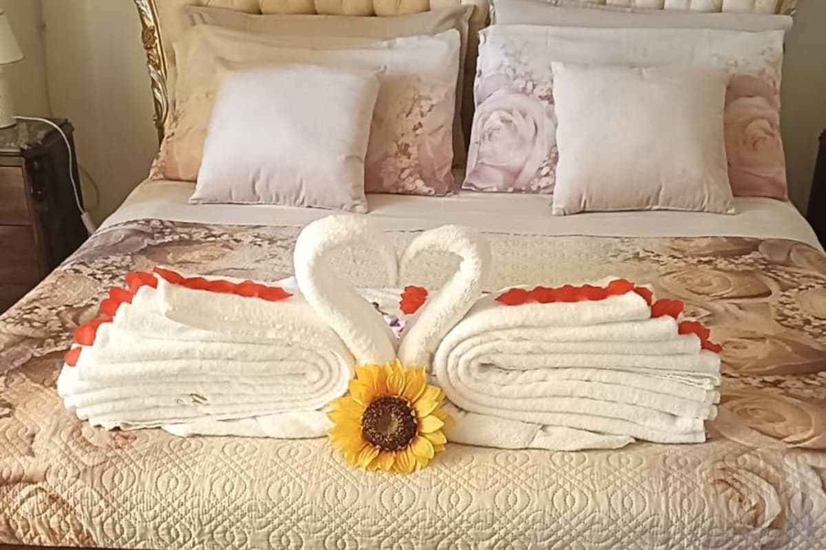 Suite | 1 bedroom, hypo-allergenic bedding available, down comforters, minibar