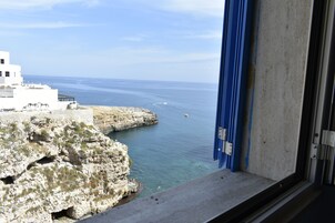 Family Suite | 1 bedroom, hypo-allergenic bedding, down comforters, minibar