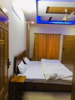 Habitació individual bàsica, 2 llits individuals | Caixa forta a l'habitació i planxa i posts de planxar