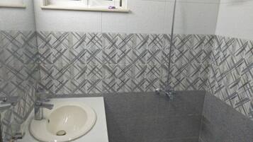 Chaussons, serviettes fournies