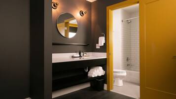 Ducha y bañera combinadas, secador de pelo, toallas y jabón