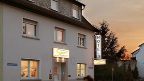 A hotel with a sign reading "Hotel Souter," featuring a modern facade, multiple windows, and a visible entrance. - Hotel Sauer Garni (Neu-Isenburg)
