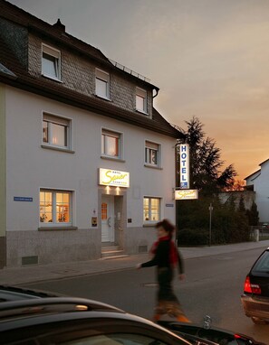 Front of property - evening/night - Hotel Sauer Garni (Neu-Isenburg)