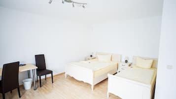 Dreibettzimmer | Minibar, Zimmersafe, Schreibtisch, Verdunkelungsvorhänge