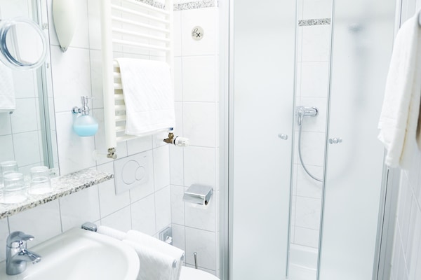 Een douche, handdoeken