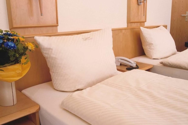 Minibar, caja de seguridad en la habitación y escritorio