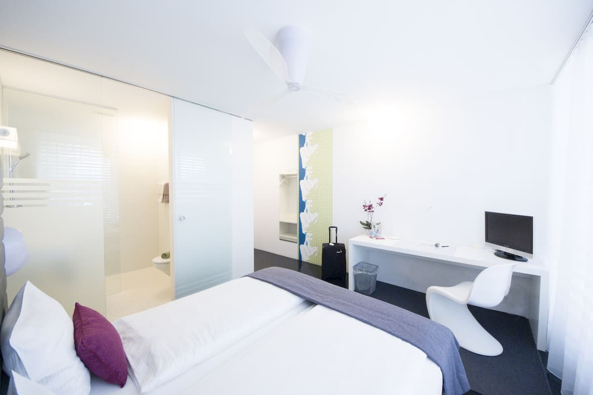 Habitación empresarial con 2 camas individuales | Escritorio, insonorización, cunas gratuitas y wifi gratis