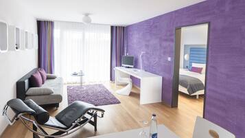 Escritorio, sistema de insonorización, cunas gratuitas y wifi gratis