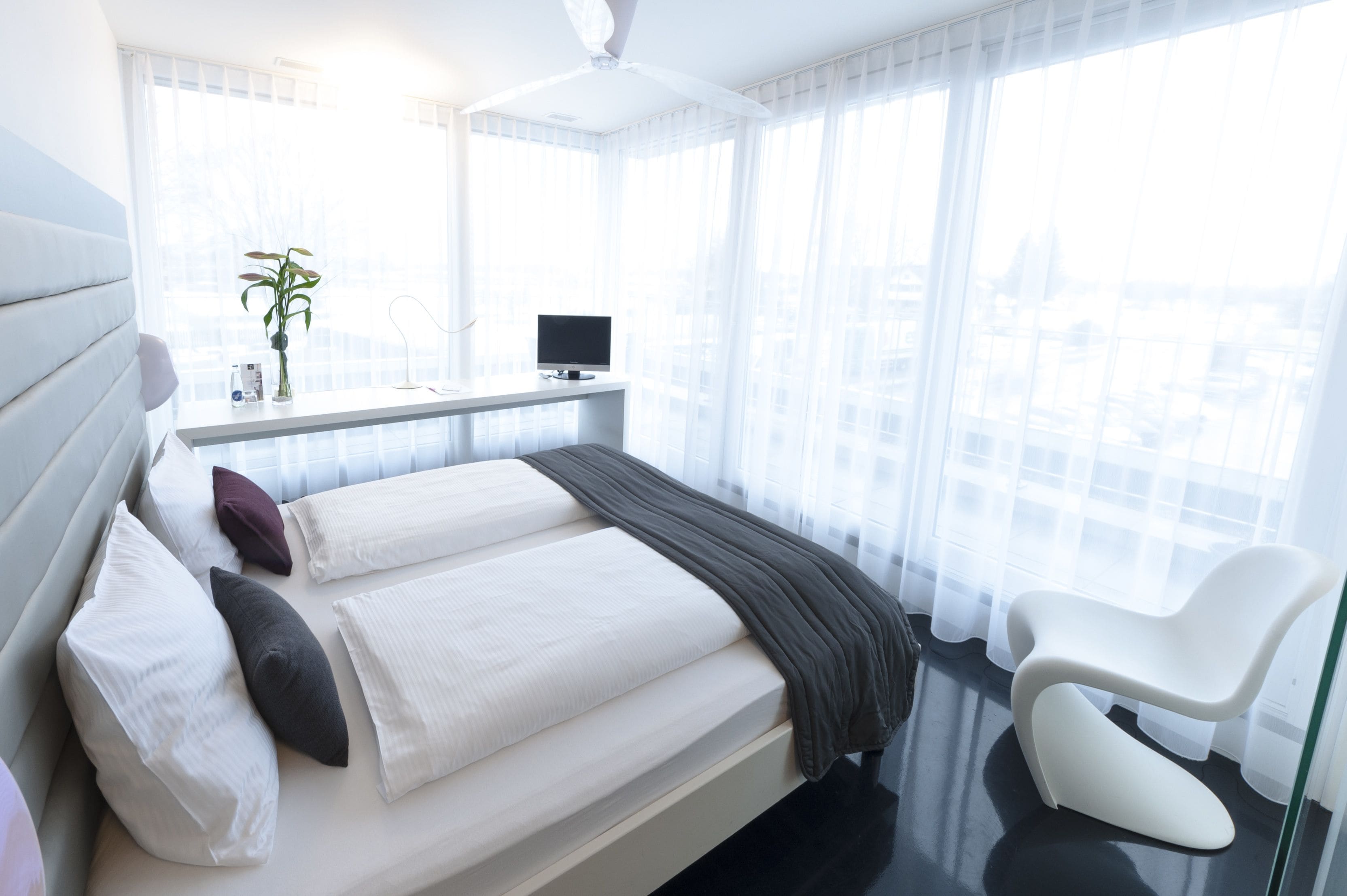 1 bedroom, desk, soundproofing, free cots/infant beds