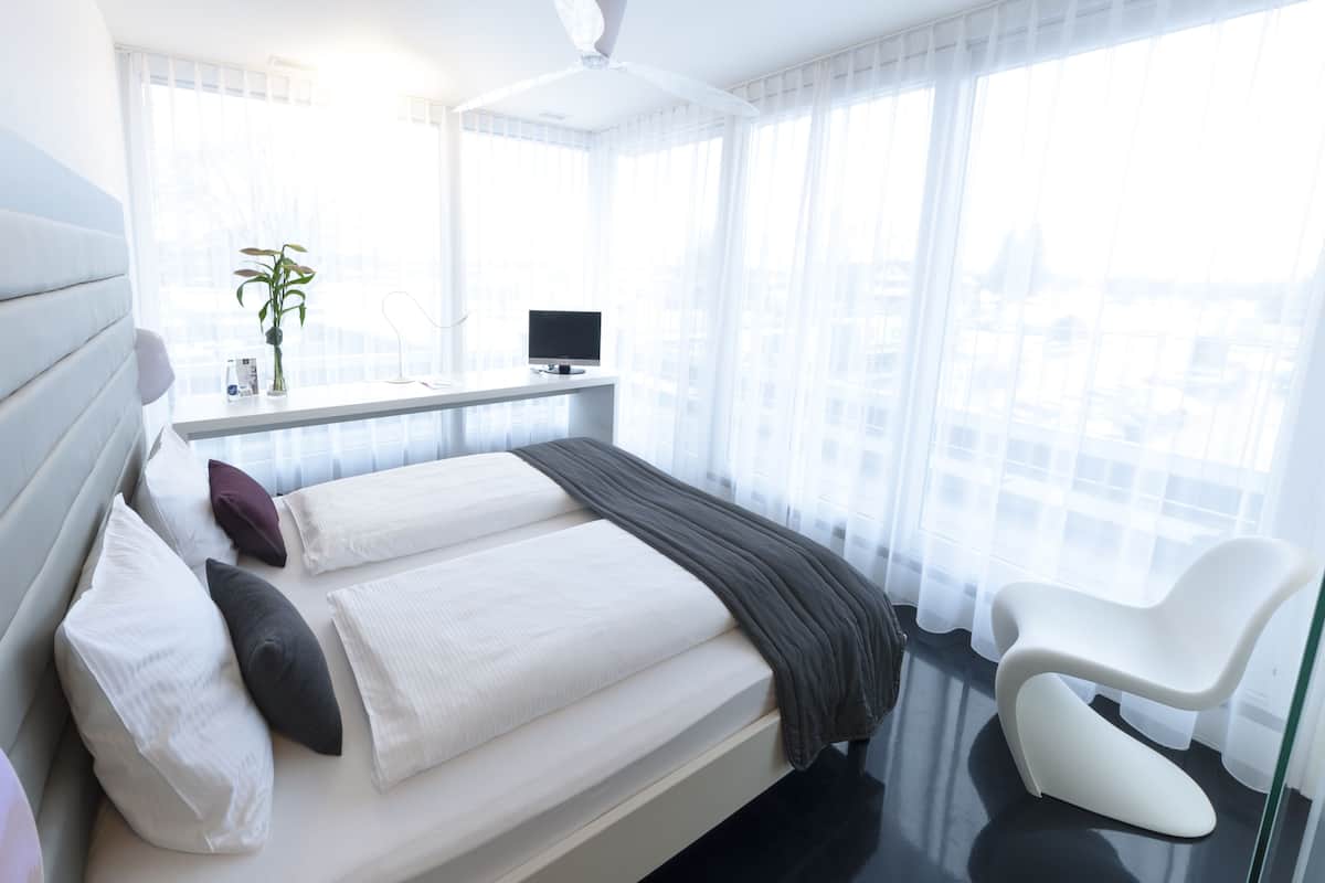 1 bedroom, desk, soundproofing, free cots/infant beds