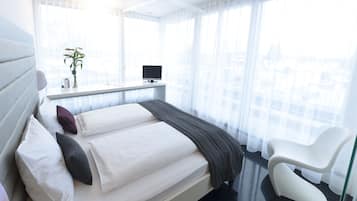 Een bureau, geluiddichte muren, gratis babybedden, gratis wifi