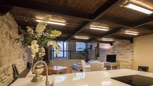 デュープレックス 1 ベッドルーム (Loft) | 専用キッチン | 大型冷蔵庫、コンロ、調理器具と食器