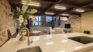 Duplex, 1 quarto (Loft) | Cozinha privada | Geladeira grande, cooktop, talheres/pratos/utensílios de cozinha