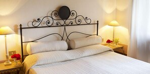 Chalet, 1 cama Queen size y sofá cama, Terraza, vista al mar (Casetta del Falco) | Edredón, escritorio, wifi gratis y ropa de cama