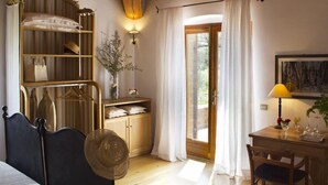A cozy bedroom with a bed, bedside tables, a desk with a lamp, and a window with curtains. - Podere Le Mezzelune (Bibbona)