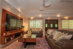 Casa de lujo, varias camas, para no fumadores | Sala de estar | Smart TV, Netflix y reproductor de DVD