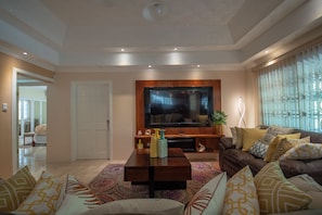 Casa de lujo, varias camas, para no fumadores | Sala de estar | Smart TV, Netflix y reproductor de DVD 