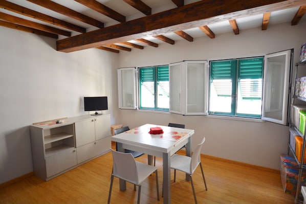 Studio, vue ville | Coin séjour